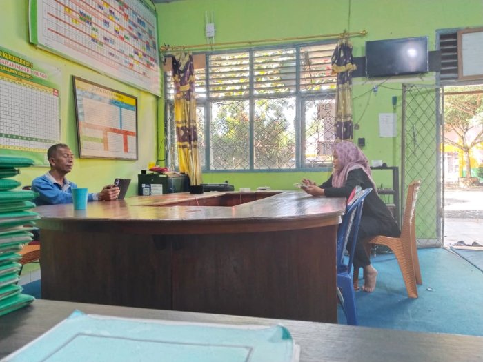 Tetap Melayani di Hari Libur, Staf Operator MIN 1 Bungo Tunjukkan Dedikasi Tinggi