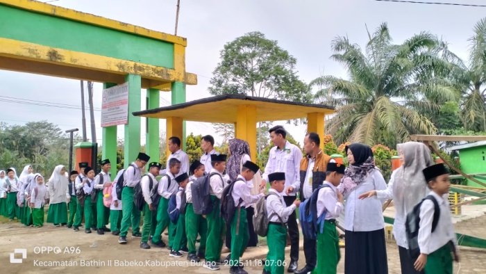 Kepala MIN 1 Bungo dan Majelis Guru Sambut Kedatangan Siswa dengan Budaya 5S sebagai Implementasi KBC