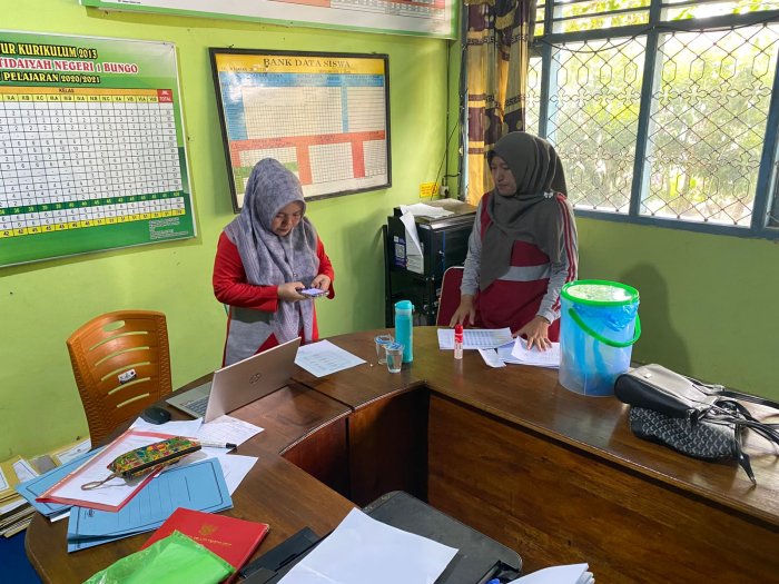 Panitia MIN 1 Bungo Finalisasi Persiapan Ujian Akhir Semester Ganjil dengan Penuh Semangat dan Ketelitian