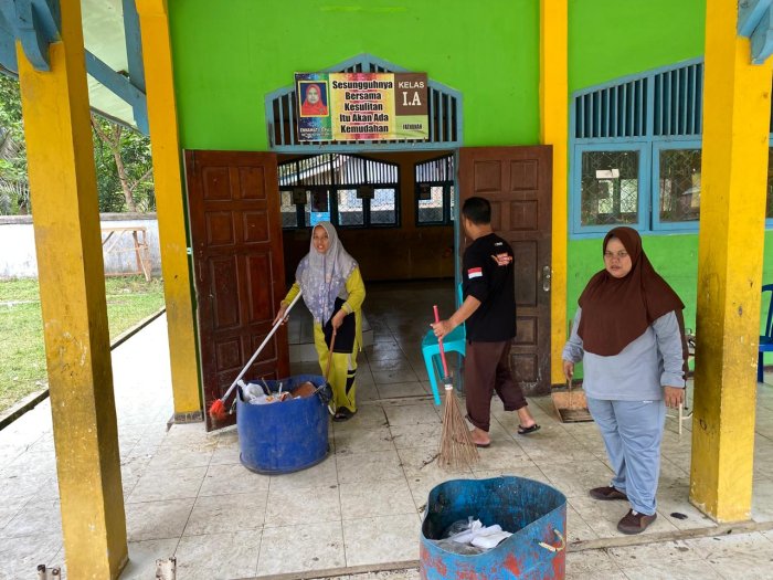 Sambut Peringatan Isra Mikraj, Guru MIN 1 Bungo Perkuat Kebersamaan lewat Gotong Royong