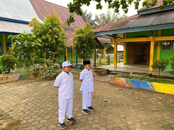 Tim Dokter Kecil MIN 1 Bungo Selalu Siaga pada Upacara Bendera Hari Senin
