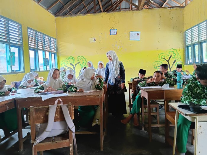 Ibu Hartini, S.Pd.I Tingkatkan Kemampuan Literasi Siswa Kelas 3A MIN 1 Bungo Melalui Pembelajaran Menyenangkan