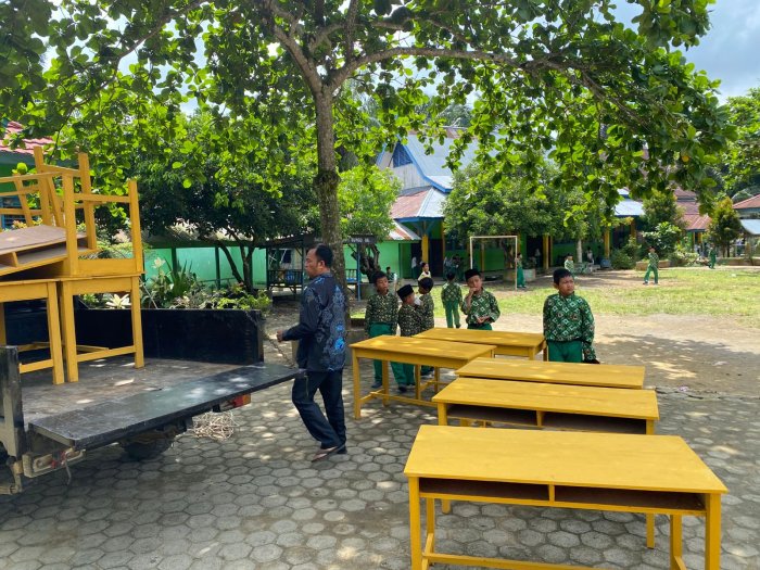 Komite MIN 1 Bungo Serahkan Bantuan Meja dan Kursi, Dukung Kenyamanan Belajar Peserta Didik