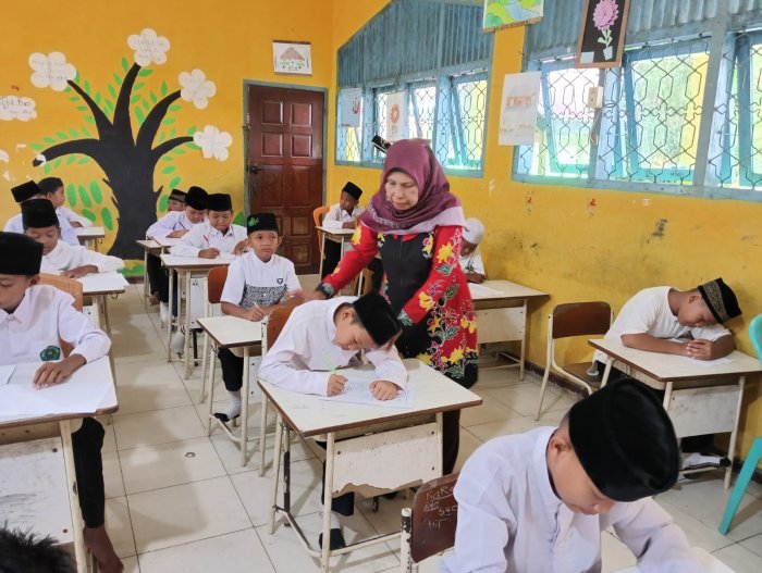 Bu Suaibatul Aslamiah, S.Pd.I Tanamkan Nilai-Nilai Islami Melalui Pembelajaran Akidah Akhlak di Kelas