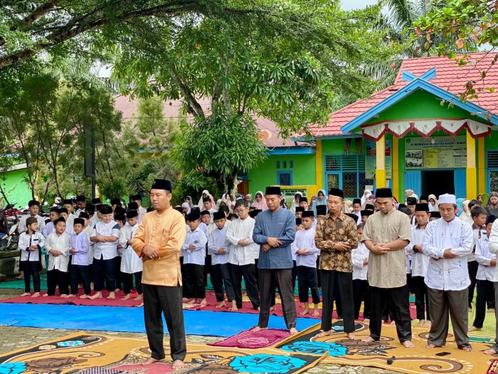 MIN 1 Bungo Menyemai Keberkahan Ramadan, Siswa dan Guru Laksanakan Sholat Dhuha Berjamaah dengan Khusyuk