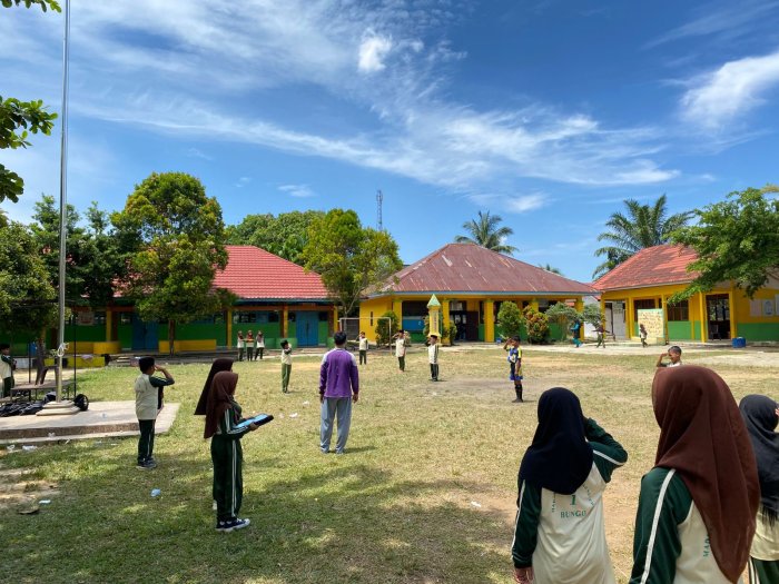 Peserta Didik Kelas 5 MIN 1 Bungo Lakukan Latihan Upacara Bendera dengan Semangat dan Disiplin