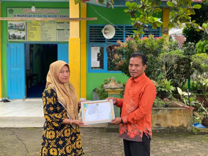 Kepala MIN 1 Bungo Serahkan Sertifikat Juara 3 Pengelola Website Terbaik Kemenag Provinsi Jambi