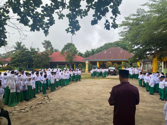 Peserta Didik MIN 1 Bungo Tetap Laksanakan Doa Pagi dan Surat Pendek Sebelum Upacara Hari Guru Nasional