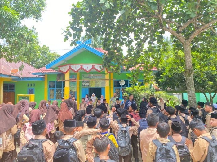 Seluruh Warga MIN 1 Bungo Beri Dukungan Penuh dalam Pelepasan Atlet Sepak Bola Menuju Pertandingan Kabupaten