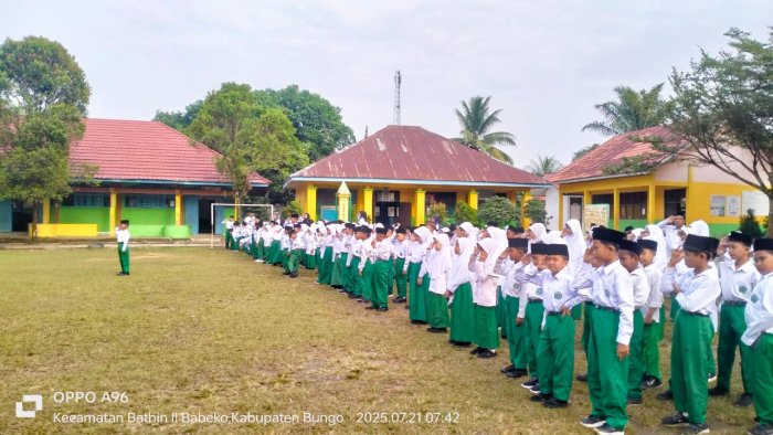 Inspektur Upacara Ibu Mutmainnah, S.Pd.I Ajak Siswa MIN 1 Bungo Tumbuhkan Disiplin dan Peduli Lingkungan