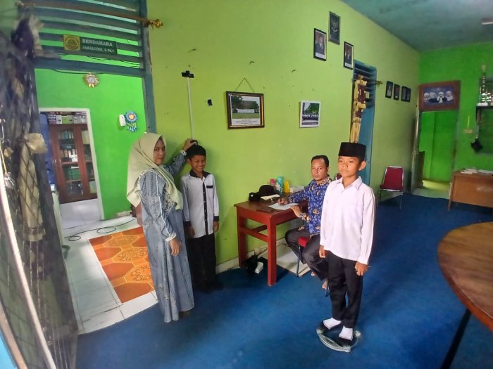 Peduli Kesehatan Siswa, Wali Kelas VC MIN 1 Bungo Adakan Pengukuran Tinggi dan Berat Badan