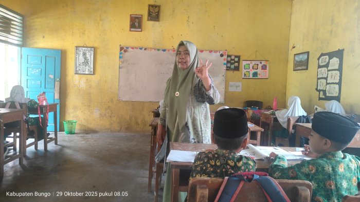 Bu Mardianti, S.Pd.I Semangat Lakukan Praktik Pembelajaran Interaktif di Kelas III B MIN 1 Bungo