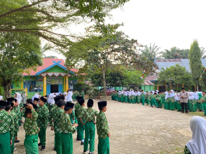 Awali Hari dengan Doa dan Lantunan Surah Pendek, MIN 1 Bungo Laksanakan Apel Pagi Penuh Kekhusyukan Awali Hari dengan Doa dan Lantunan Surah Pendek, MIN 1 Bungo Laksanakan Apel Pagi Penuh Kekhusyukan