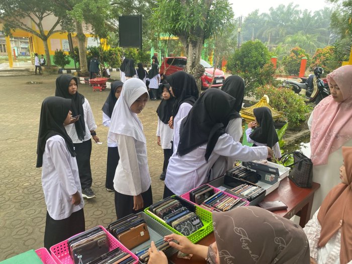 Panitia Ujian MIN 1 Bungo Kumpulkan Gadget Peserta Didik Sebelum Ujian untuk Jaga Fokus dan Disiplin