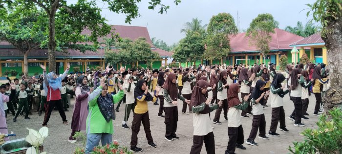 MIN 1 Bungo Biasakan Hidup Sehat Lewat Senam Rutin Setiap Sabtu