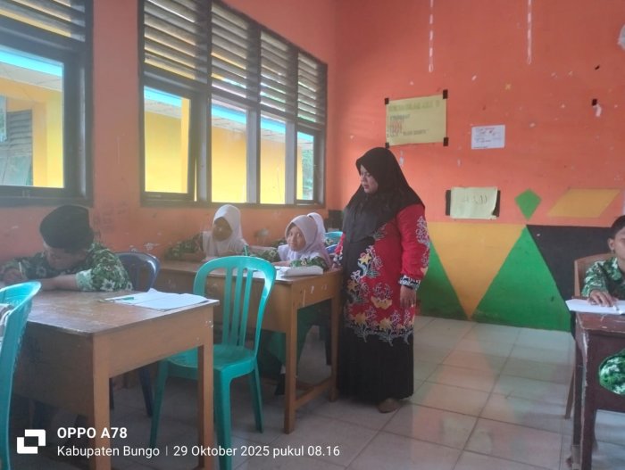 Bu Mutmainah Ajak Peserta Didik Hidup Berlandaskan Tuntunan Al-Quran dan Hadis