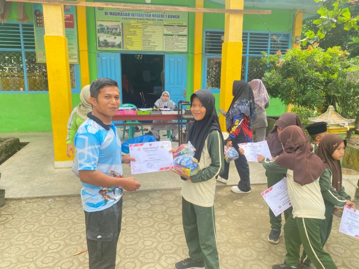 MIN 1 Bungo Gelar Pembagian Hadiah Lomba Hari Guru Nasional dengan Meriah