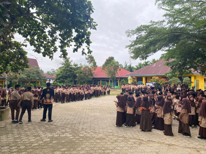 MIN 1 Bungo Gelar Apel Pagi dengan Pembacaan Surah Pendek dan Doa Bersama untuk Kelancaran Ujian