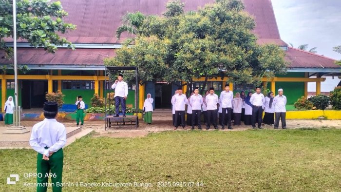 Upacara Bendera MIN 1 Bungo, Ajang Menumbuhkan Semangat Nasionalisme dan Disiplin Peserta Didik