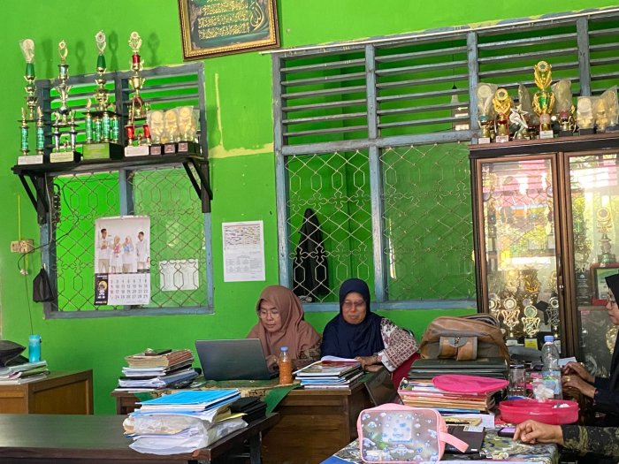 Guru MIN 1 Bungo Bahu-Membahu Susun Soal Ujian Semester Demi Pelaksanaan Evaluasi yang Berkualitas