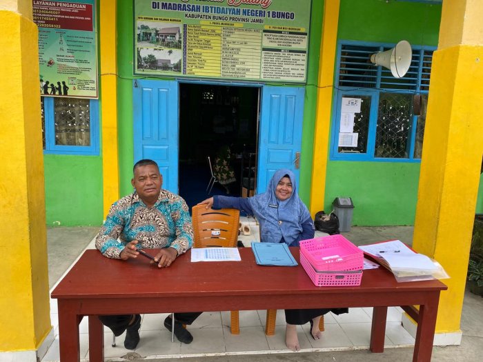 Ketua Panitia Ujian MIN 1 Bungo, Ibu Mardiati, Selalu Sigap Menyelesaikan Setiap Kendala Selama Pelaksanaan Ujian