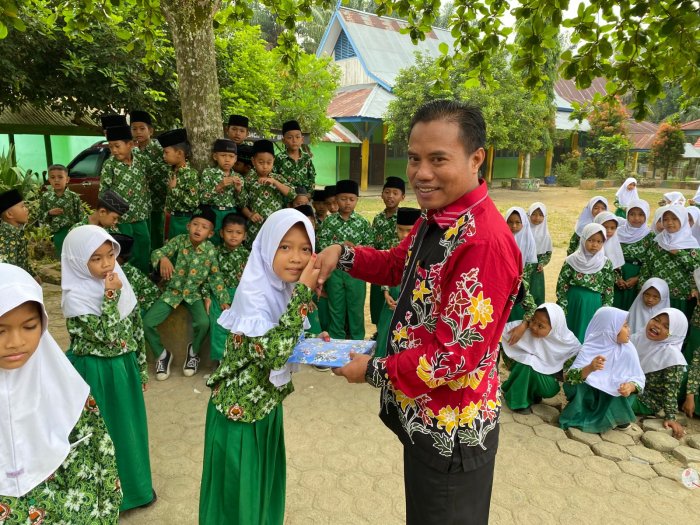 MIN 1 Bungo Gelar Pembagian Hadiah Lomba Hari Sumpah Pemuda, Kepala Madrasah Serahkan Penghargaan kepada Para Juara