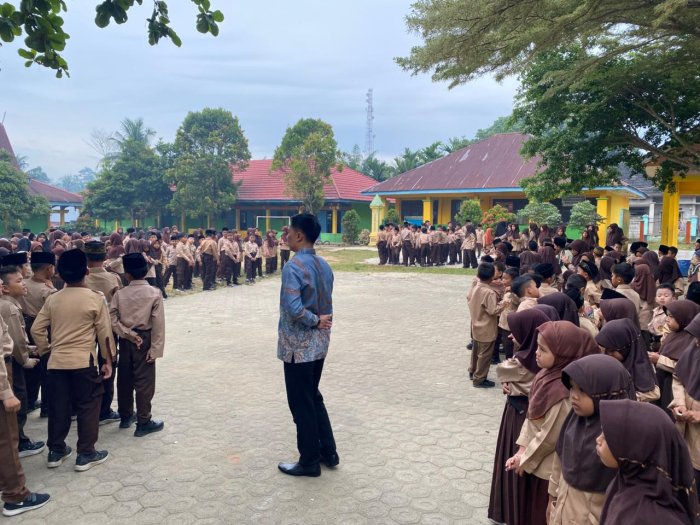 MIN 1 Bungo Gelar Apel Pagi dengan Khidmat dan Lanjutkan Kegiatan Bersih Lingkungan