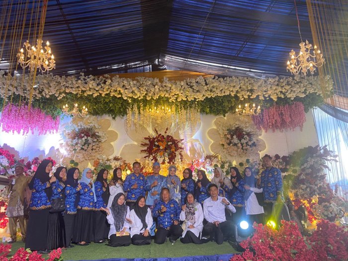 MIN 1 Bungo Hadiri Undangan Pernikahan Keluarga Siswa sebagai Wujud Kedekatan dan Kekeluargaan