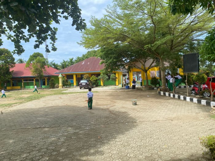 Siswa Kelas IC MIN 1 Bungo Dapat Apresiasi karena Peduli Kebersihan Madrasah