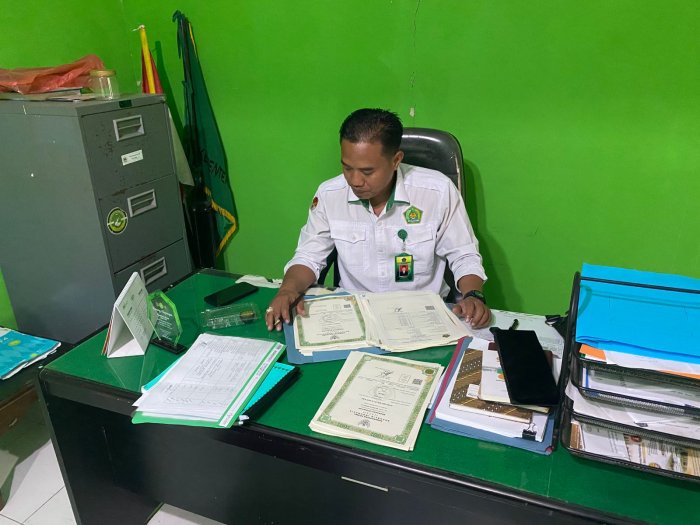 Kepala MIN 1 Bungo Tanda Tangani Ijazah, Wujud Apresiasi atas Perjuangan dan Prestasi Peserta Didik
