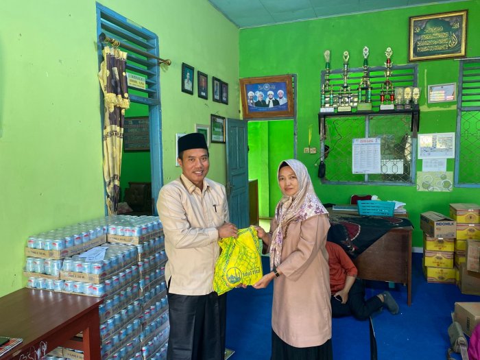 MIN 1 Bungo Berkah Kebersamaan: Kepala Madrasah Bagikan THR Idul Fitri untuk Guru dan Staf
