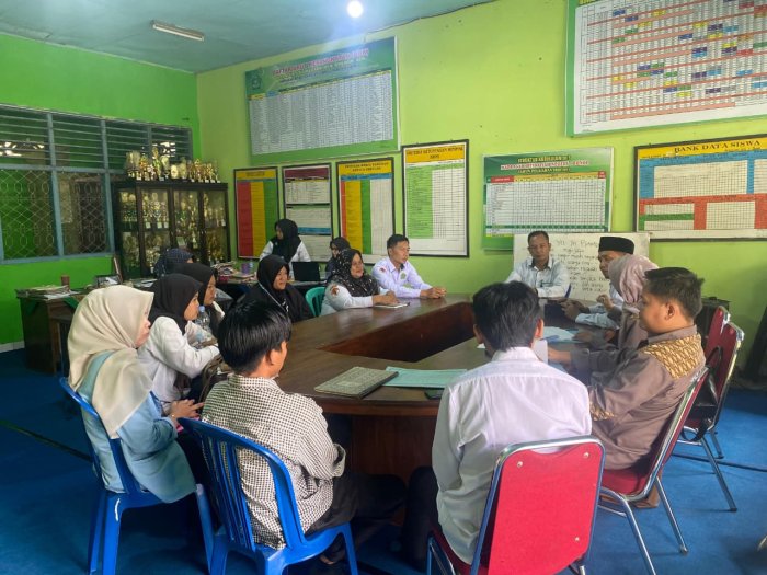 Dekan FTIK Kunjungi Mahasiswa PPLK di MIN 1 Bungo, Disambut Hangat Waka Kurikulum