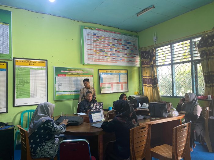 Guru MIN 1 Bungo Lakukan Persiapan Menjelang Penerimaan Lapor Semester