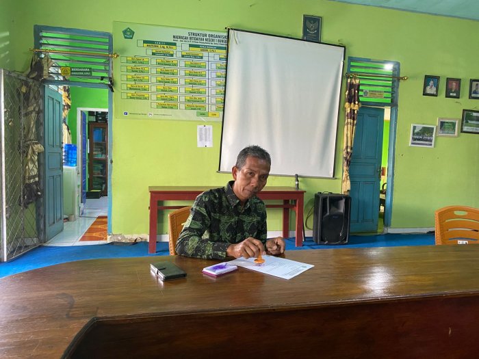 Staf Operator MIN 1 Bungo Laksanakan Tugas Administrasi Siswa dan Guru