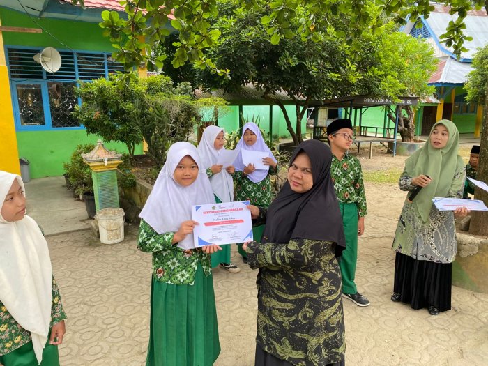Ibu Mutmainnah Berikan Sertifikat Penghargaan kepada Peserta Didik MIN 1 Bungo dalam Lomba Bahasa Inggris Alef Education