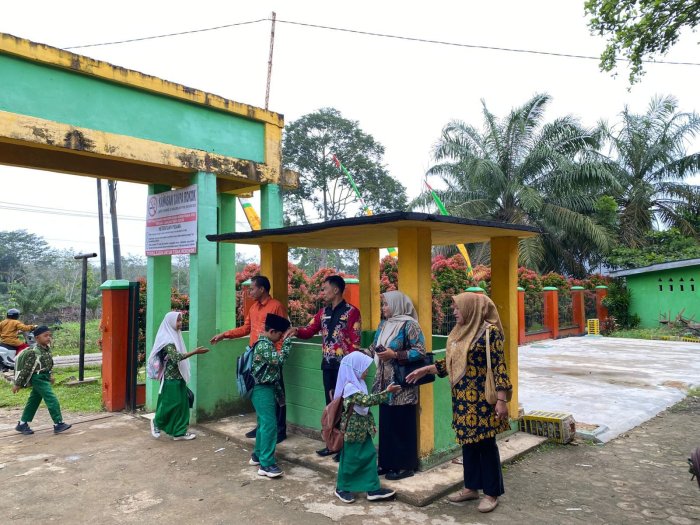 Terapkan Budaya 5S, Kepala dan Guru MIN 1 Bungo Sambut Peserta Didik di Gerbang Madrasah