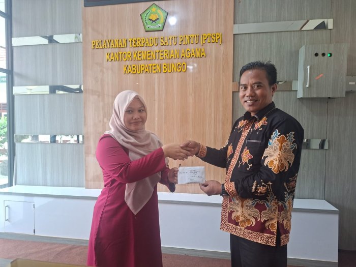 Kepala MIN 1 Bungo Serahkan Bantuan Warga Madrasah untuk Korban Bencana di Aceh, Sumbar, dan Sumut