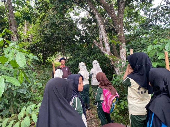 Serunya Hiking PERSAMI MIN 1 Bungo! Pos Dua Uji Kecerdasan Peserta dengan Tantangan Sandi Kotak 1