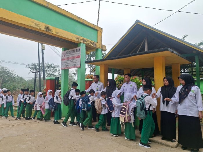Kepala MIN 1 Bungo dan Para Guru Sambut Kedatangan Peserta Didik di Gerbang Sekolah dengan Budaya 5S