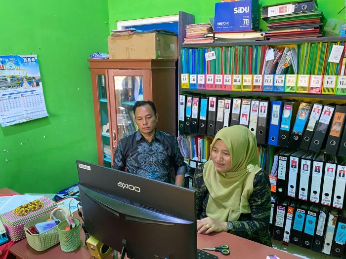 Waka Kurikulum MIN 1 Bungo Koordinasi Pengembangan Website Madrasah untuk Wujudkan Transparansi dan Inovasi Digital