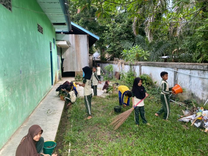 Jelang Ujian Semester, Seluruh Warga MIN 1 Bungo Gelar Gotong Royong Bersihkan Lingkungan Madrasah