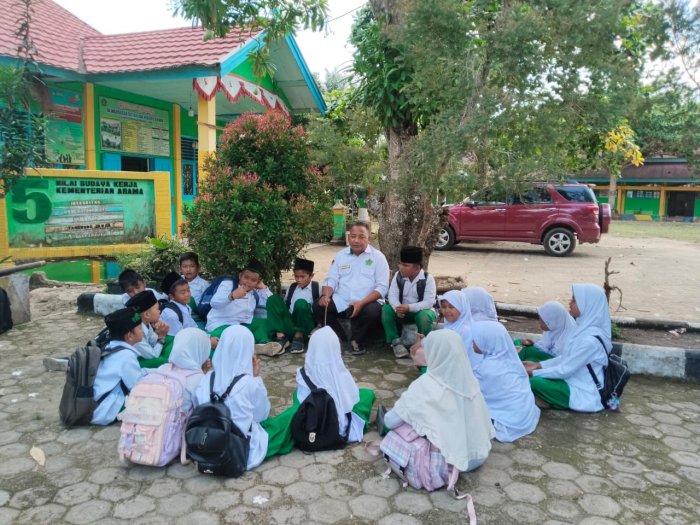 Wali Kelas IVC MIN 1 Bungo, Zulham Abbas, S.Pd.I, Ajak Peserta Didik Belajar di Luar Kelas untuk Tingkatkan Semangat