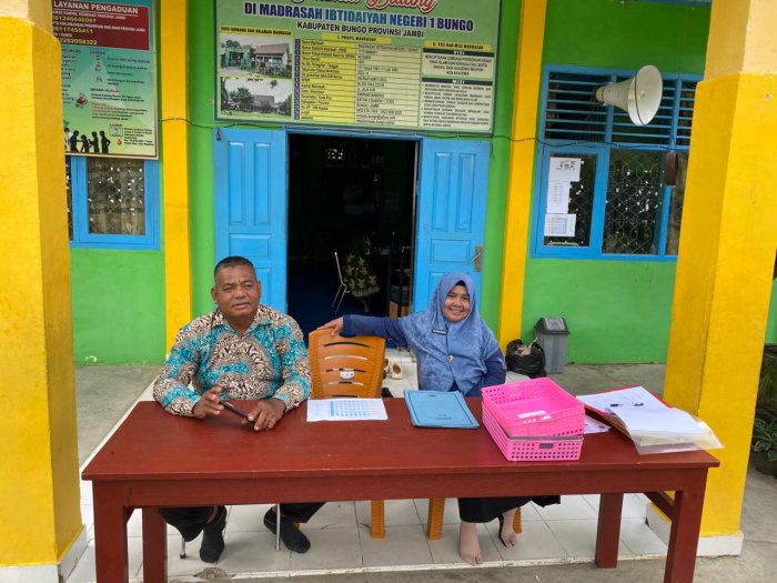 Tim Panitia Ujian Serahkan Laporan Kegiatan kepada Pihak Madrasah, Dipimpin Langsung oleh Ibu Mardiati