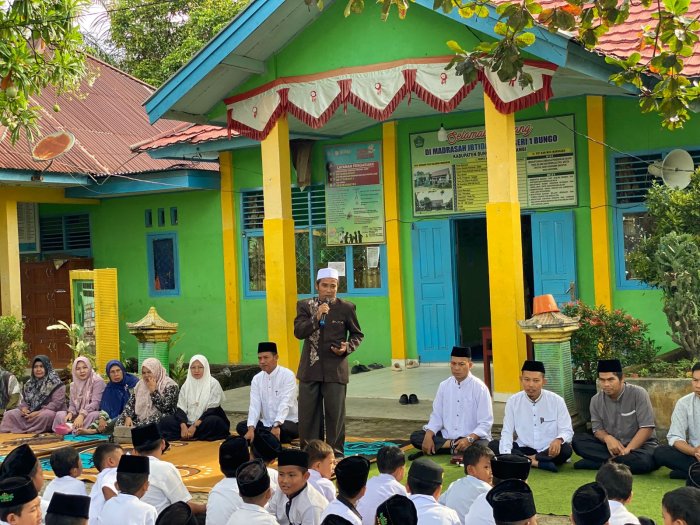 Khidmat dan Penuh Makna, Ustadz H. Zairul Efendi Sampaikan Ceramah Indahnya Bulan Ramadhan di Hadapan Siswa