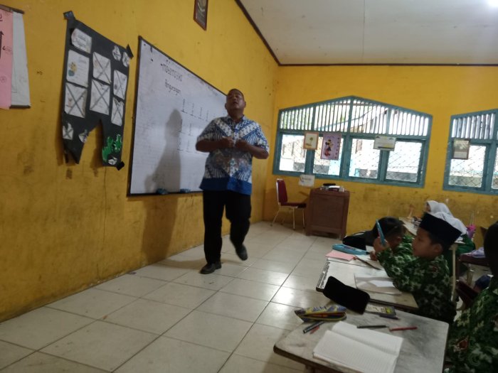 Pak Syafii, S.Pd.I Selalu Semangat Tingkatkan Kemampuan Numerasi Peserta Didik di MIN 1 Bungo