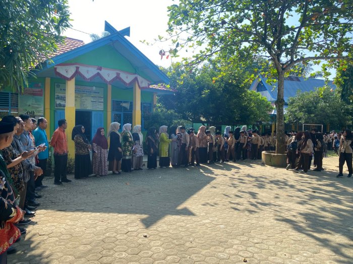 MIN 1 Bungo Hangatnya Kebersamaan Menjelang Lebaran: Guru dan Siswa Saling Bermaafan
