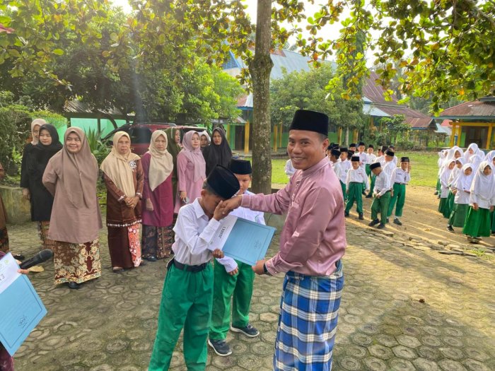 Kepala MIN 1 Bungo Serahkan Hadiah kepada Peserta Didik Peraih Juara Lomba HAB Kemenag Kabupaten Bungo