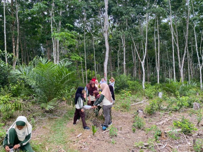 Wajah Penuh Coretan, Semangat Membara! Peserta PERSAMI MIN 1 Bungo Taklukkan Tantangan Sandi Kotak 2 di Pos Tiga