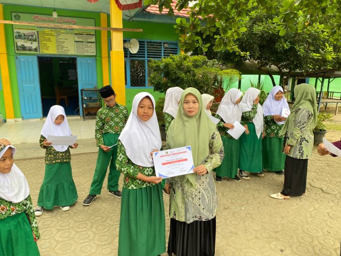 Ibu Yulianti Serahkan Sertifikat Penghargaan kepada Peserta Didik MIN 1 Bungo dalam Lomba Bahasa Inggris Alef Education