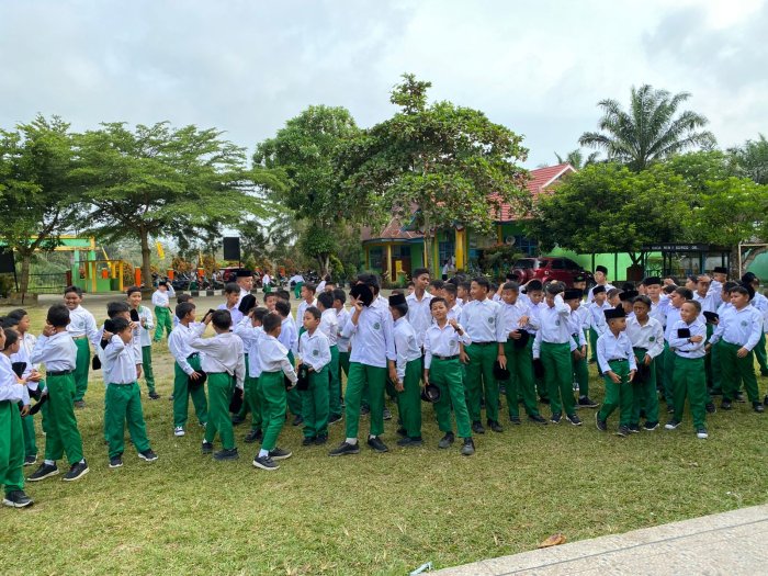 Waka Kesiswaan MIN 1 Bungo Lakukan Monitoring Kerapian Peserta Didik